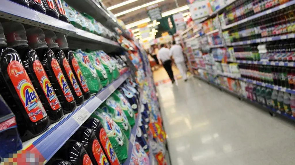 Se enganchó con una alfombra cuando limpiaba en un supermercado de Viedma y se lesionó ahora deberán indemnizarla