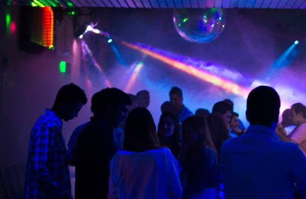 Evalúan la posibilidad de que los jóvenes de 16 años puedan ingresar a los boliches bailables