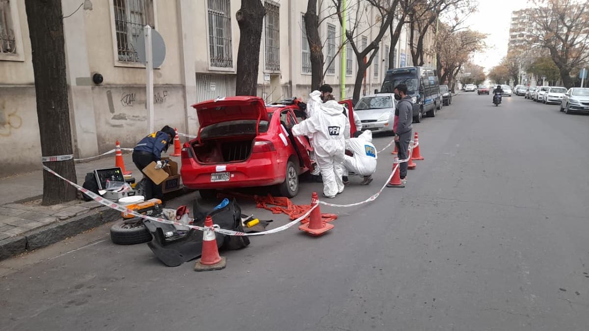 Los peritos de la Policía Federal realizaron estudios científicos en el auto baleado