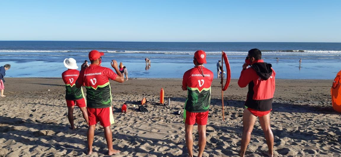 Los guardavidas de Viedma comienzan a trabajar este viernes mientras se discuten cuanto cobrarán