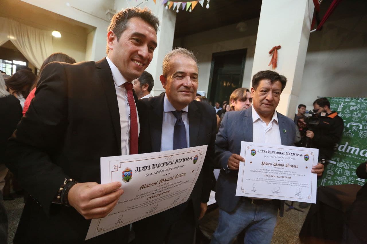 Castro y las demás autoridades municipales electas recibieron sus diplomas