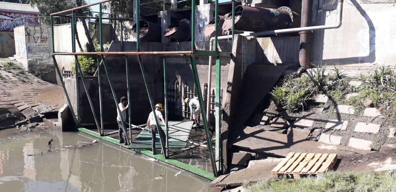 Con la construcción de un canasto contenedor se evitará que residuos lleguen al río