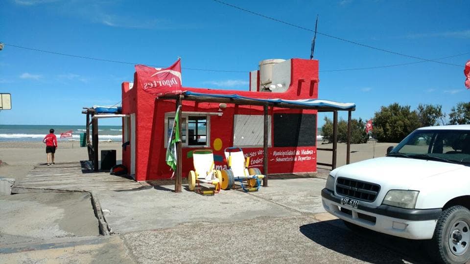 Implementan sillas de ruedas y anfibias en el balneario El Cóndor y Costanera de Viedma
