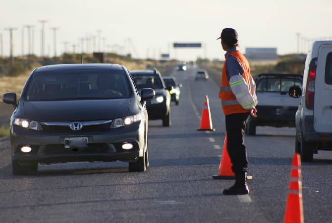 Para prevenir hechos delictivos y accidentes de tránsito intensifican los operativos policiales en toda la provincia