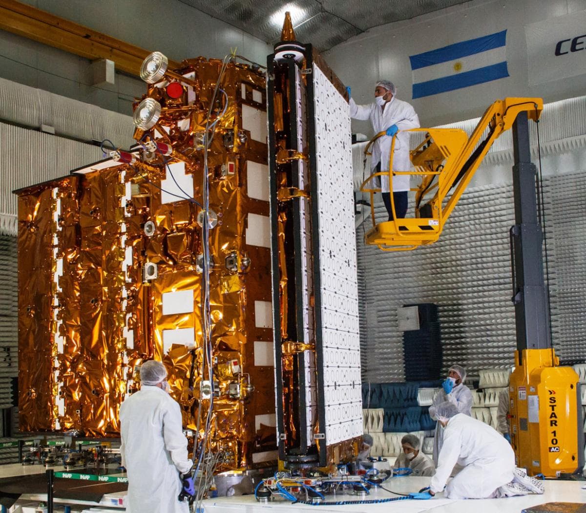 Una mujer que soldaba placas para satélites y radares, sufrió maltrato laboral y tendrá que resarcirla