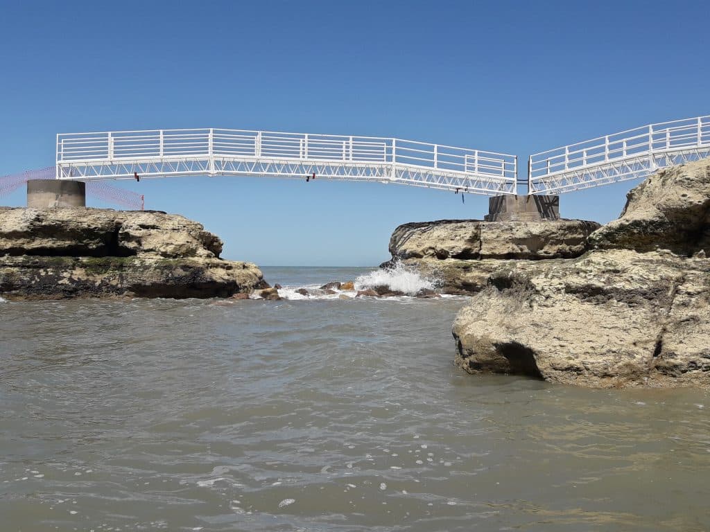 Un herido luego de un derrumbe de acantilado en la playa El Espigón