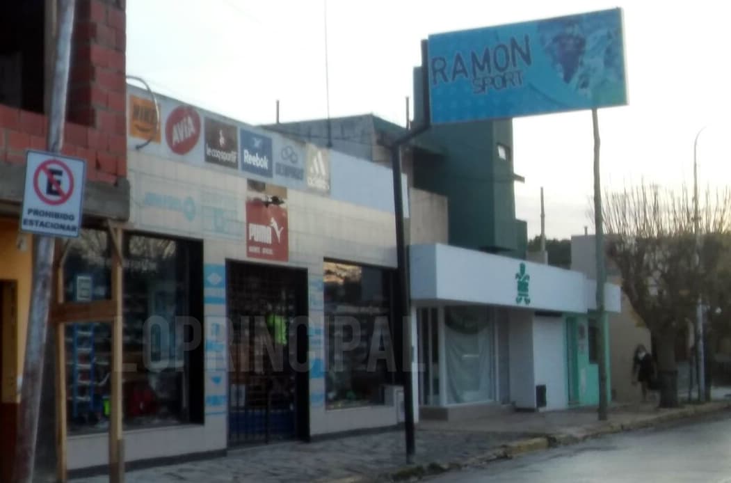 A punta de pistola robaron Ramón Sport de Viedma, se llevaron prendas de vestir y dinero en efectivo