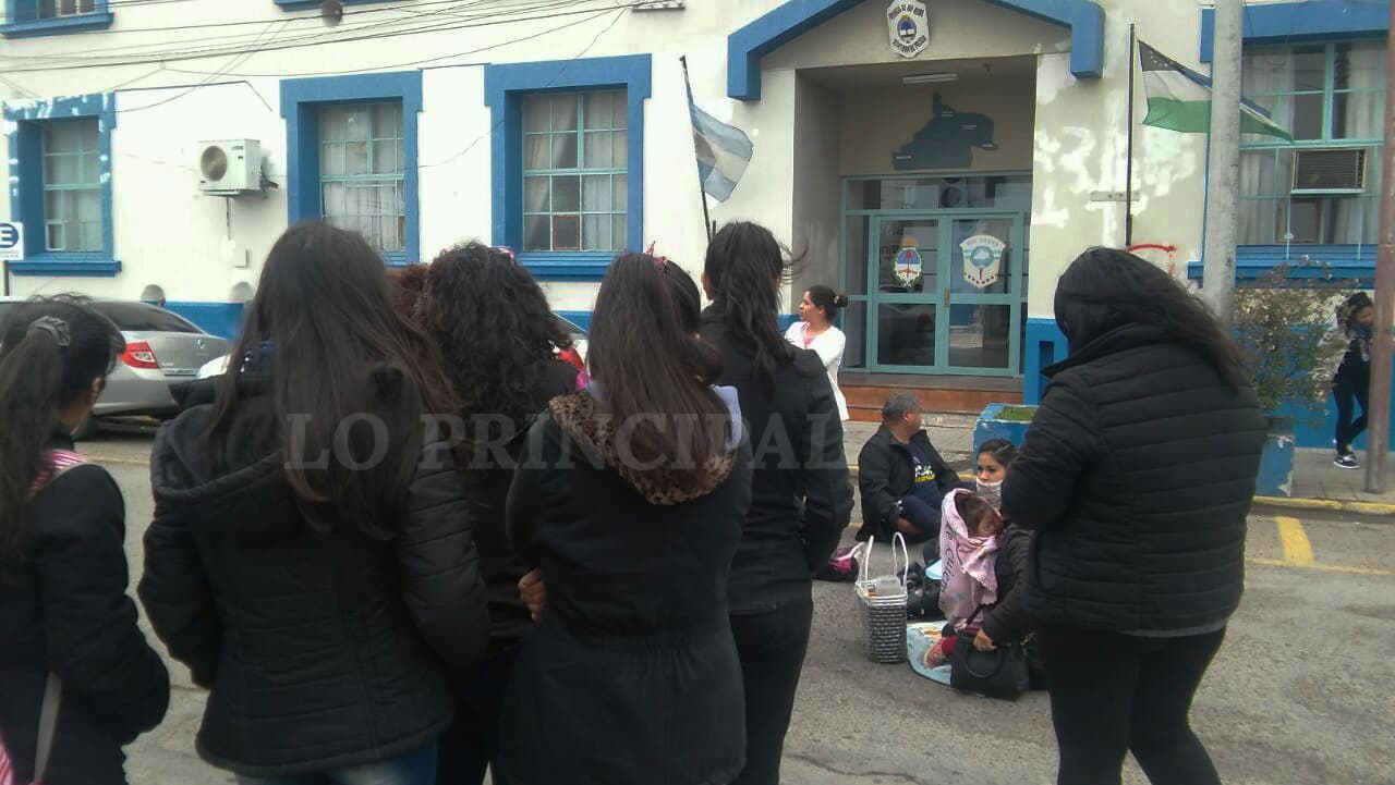 Familiares de policías quieren que los efectivos trabajen menos horas y esperan una respuesta