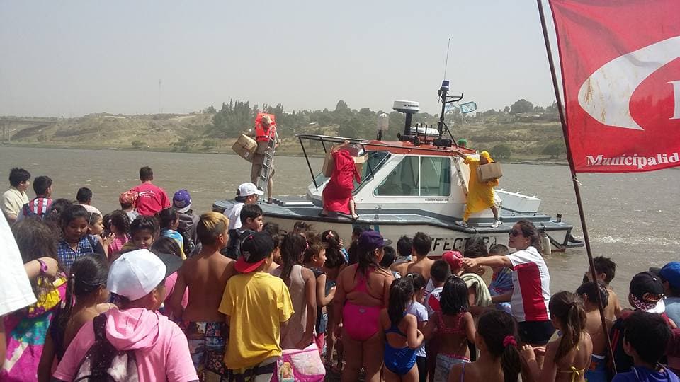 Los Reyes Magos arribaron a Viedma en lancha