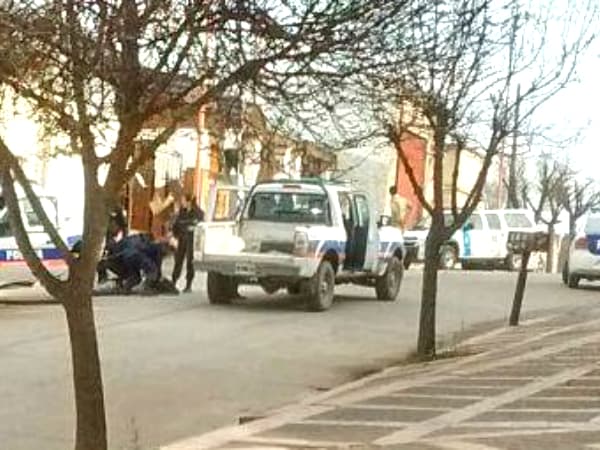 Intentaron darse a la fuga en un auto, tiraron dinero en el camino y uno de ellos fue detenido