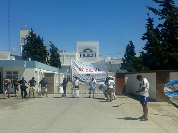 En la puerta de FRIDEVI protestaron los trabajadores y en las próximas horas se reunirán con la patronal en Trabajo