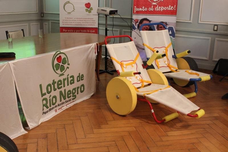 Lotería entregó ocho sillas anfibias para Viedma, El Cóndor, Las Grutas y Playas Doradas