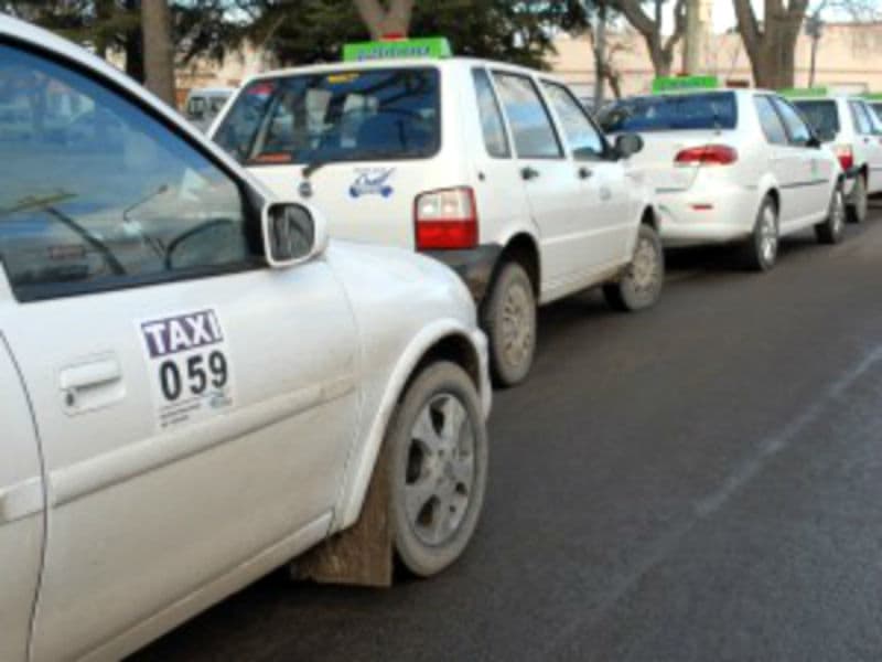 Presentan un proyecto que permitiría publicidad en los taxis