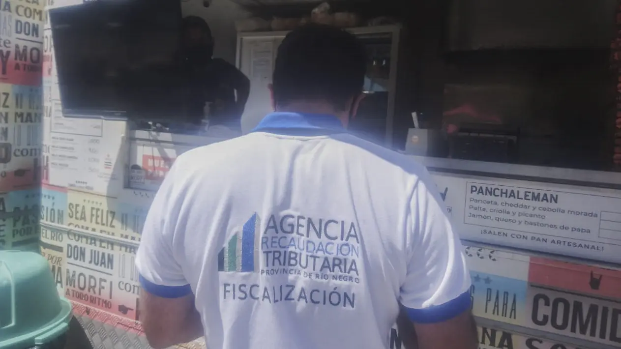 Inspectores de la Agencia de Recaudación realizan controles en cervecerías y carros de comidas
