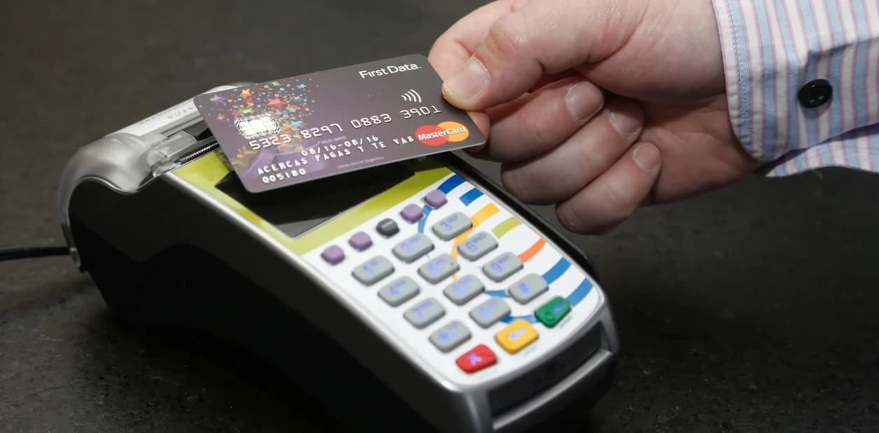 El banco deberá frenar los débitos de un clienta a le que clonaron la tarjeta con la que hicieron más de 28 compras