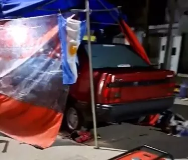 Los jóvenes que atropellaron la carpa fueron detenidos y les formularán cargos