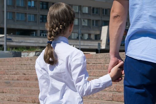 Su pareja falleció y tenía una hija de 9 años, él la quiere adoptar porque la cuida desde los 4 años